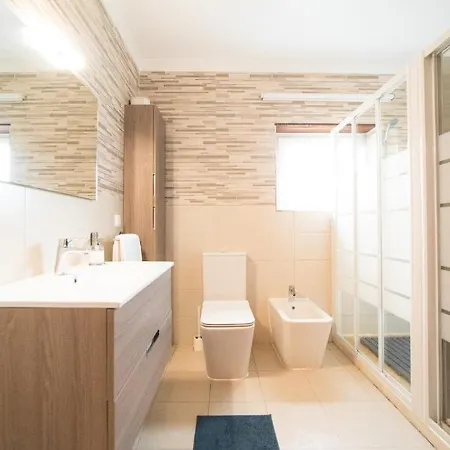 Hostel Gundi House *